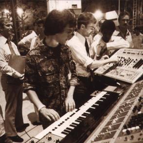 Steven Spielberg at the Famous Keyboard - Behind the Scenes photos